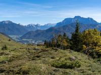 Blick zu Loferer Steinberge, Steinplatte und Leoganger Steinberge in der Ferne